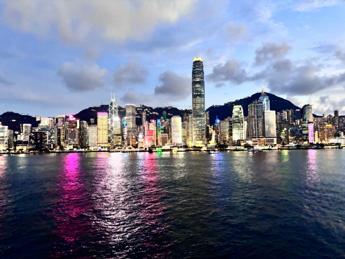 香港,尊敬的各位嘉宾，亲爱的观众朋友们